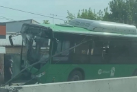 В ДТП с автобусом в Бишкеке пострадали 4 человека, водителю стало плохо за рулем