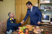 Мэр Бишкека навестил двух ветеранов ВОВ - фото