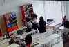 Бишкектеги мектептердин биринде окуучулар классташ кызды сабашкан (видео)
